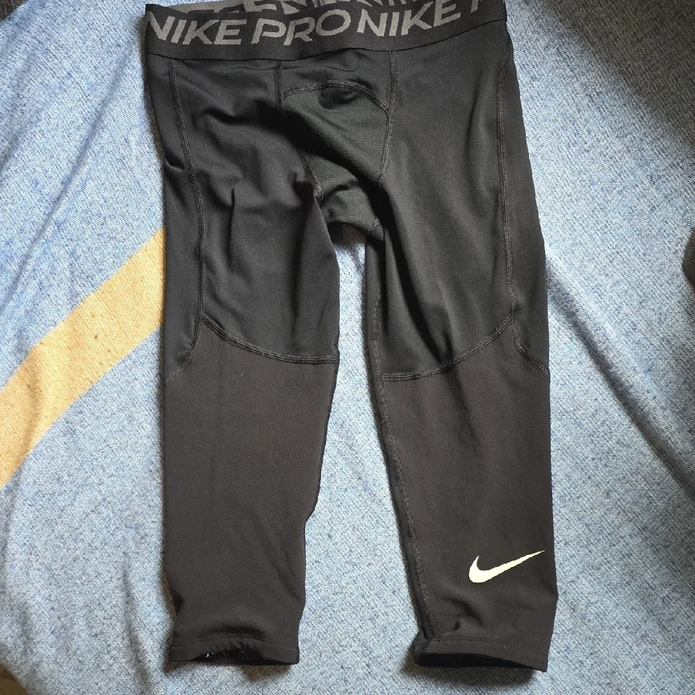 EUC - Nike Black Boys' Pro 3/4 Compression Leggings, Size M